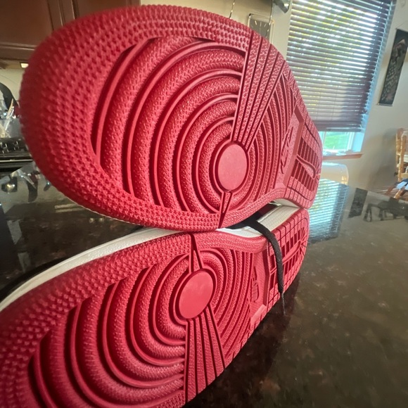 Jordan 1 bred size 9 new - Picture 14 of 14